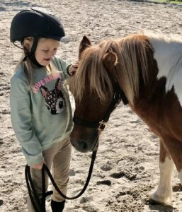 Aisha med pony Lucky 
